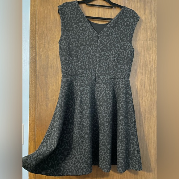 Loft size 8 fit and flare charcoal gray and black leopard print dress - Picture 2 of 4